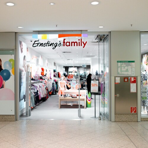 Eingangsbereich Ernstings Familiy im Forum Köpenick, mit Logo über dem Eingang