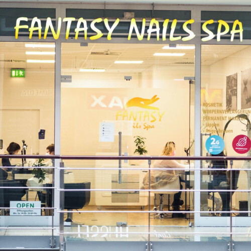 Eingangsbereich des Fantasy Nail Spa im Forum Köpenick, mit Logo über dem Eingang.
