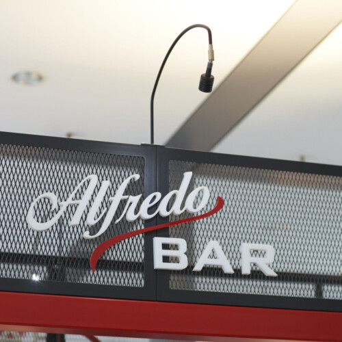 Seitenwand des Café-Kiosks Alfredo Bar im Forum Köpenick, mit montierten Logo "Alfredo Bar".