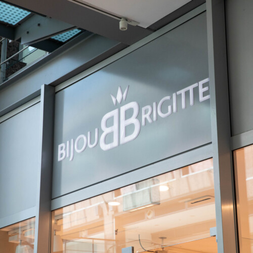 Nahperspektive auf das Logo von Bijou Brigitte über dem Eingangsbereich der Filiale im Forum Köpenick