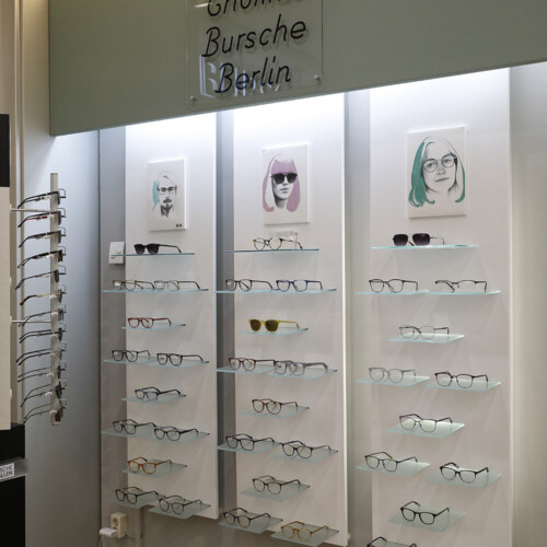Blick auf breite Regalwand mit Brillen bei Bursche Brillen im Forum Köpenick.