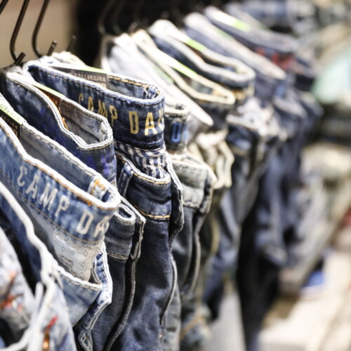 Nahaufnahme von ausstellten Jeans bei CAMP DAVID | SOCCX im Forum Köpenick