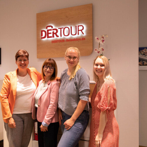 Bild mit Mitarbeiterinnen der DERTOUR-Filiale im Forum Köpenick.