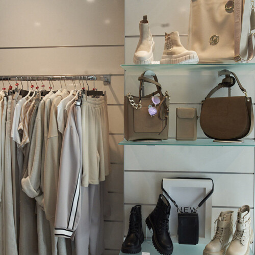 Ausstellungswand in der Boutique Surprise im Forum Köpenick mit Damenoberbekleidung und Damentaschen.