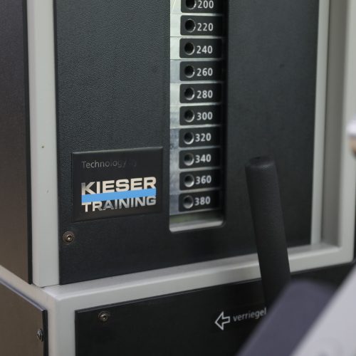 Nahaufnahme eines Trainingsgeräte von Kieser Training mit Logoaufdruck im Forum Köpenick.