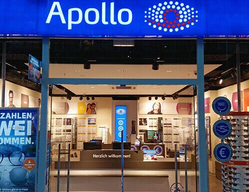 Eingangsbereich des Optikers Apollo im Forum Köpenick, mit Logo-Beschilderung über dem Eingang