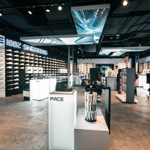 Verkaufsfläche des Sneaker Store PACE im Forum Köpenick.