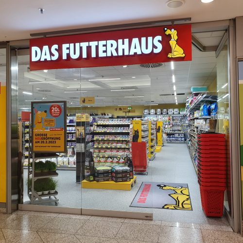 Eingangsbereich in die DAS Futterhaus-Filiale im Forum Köpenick mit Händler-Logo über dem Eingang