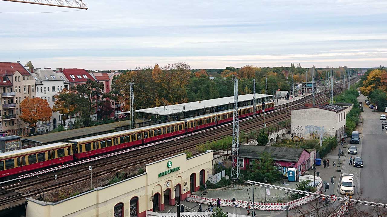 Einfahrt S-Bahn Richtung Erkner in den Bahnhof Köpenick von oben